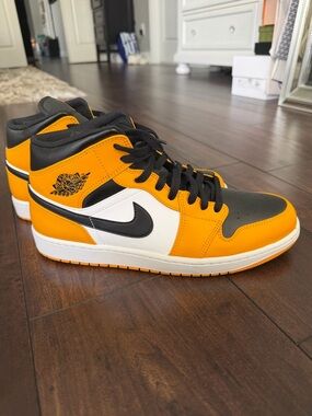Jordan 1 Mid - Black/White/Yellow